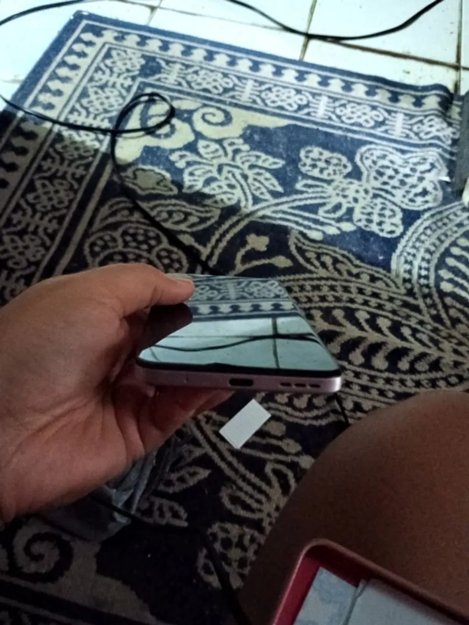 Está com um pequeno tricô na tela mas não interfere em nada!