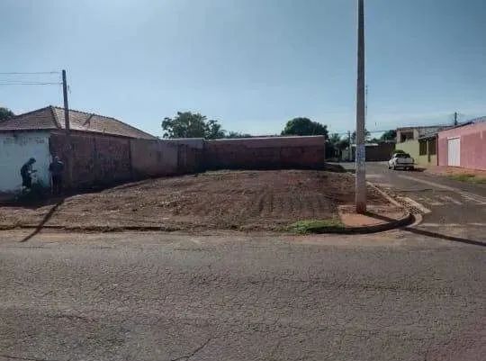 terreno em rua comercial