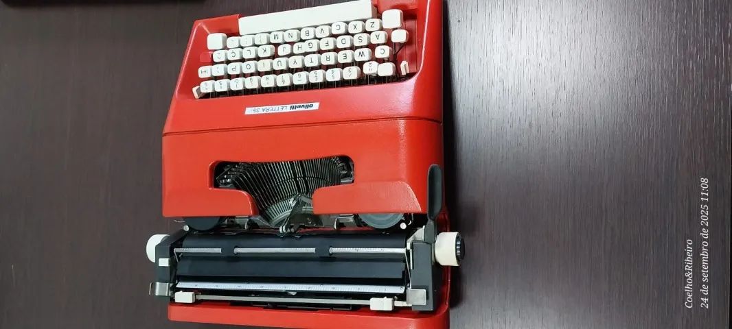 vendo uma maquina de datilografia usada, porém bem cuidada. 800,00 - Foto 2