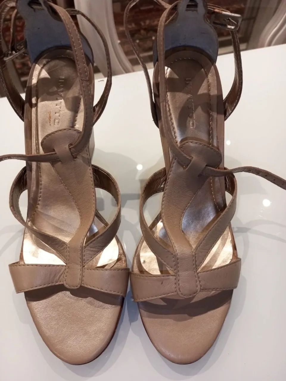 Sandalia Invitto de couro