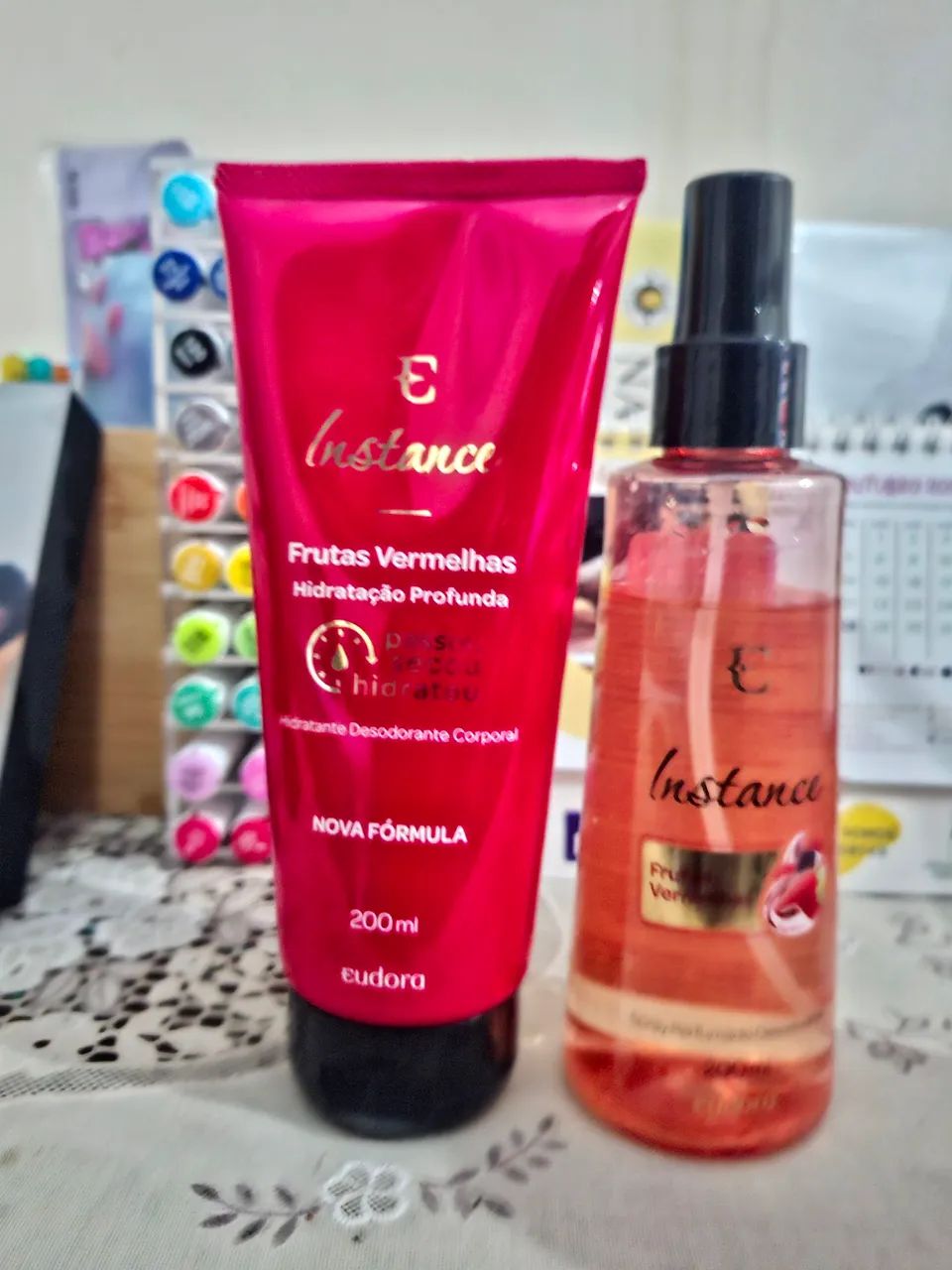 Kit Instance Colonia + Hidratante Corporal Frutas Vermelhas 