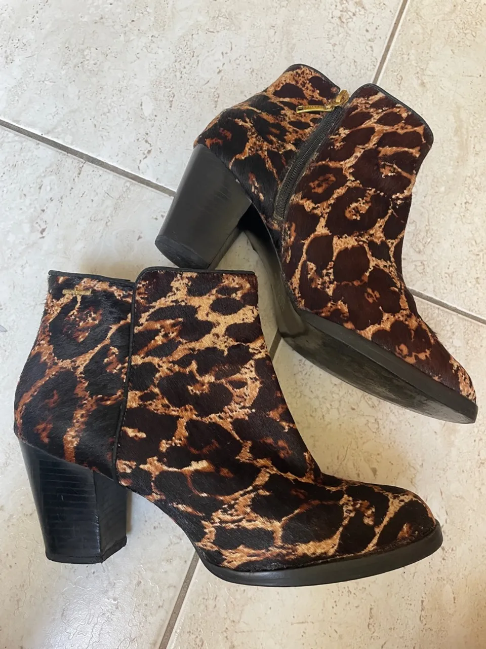 Bota Colcci Cano Curto Pelo Onça Tam 39