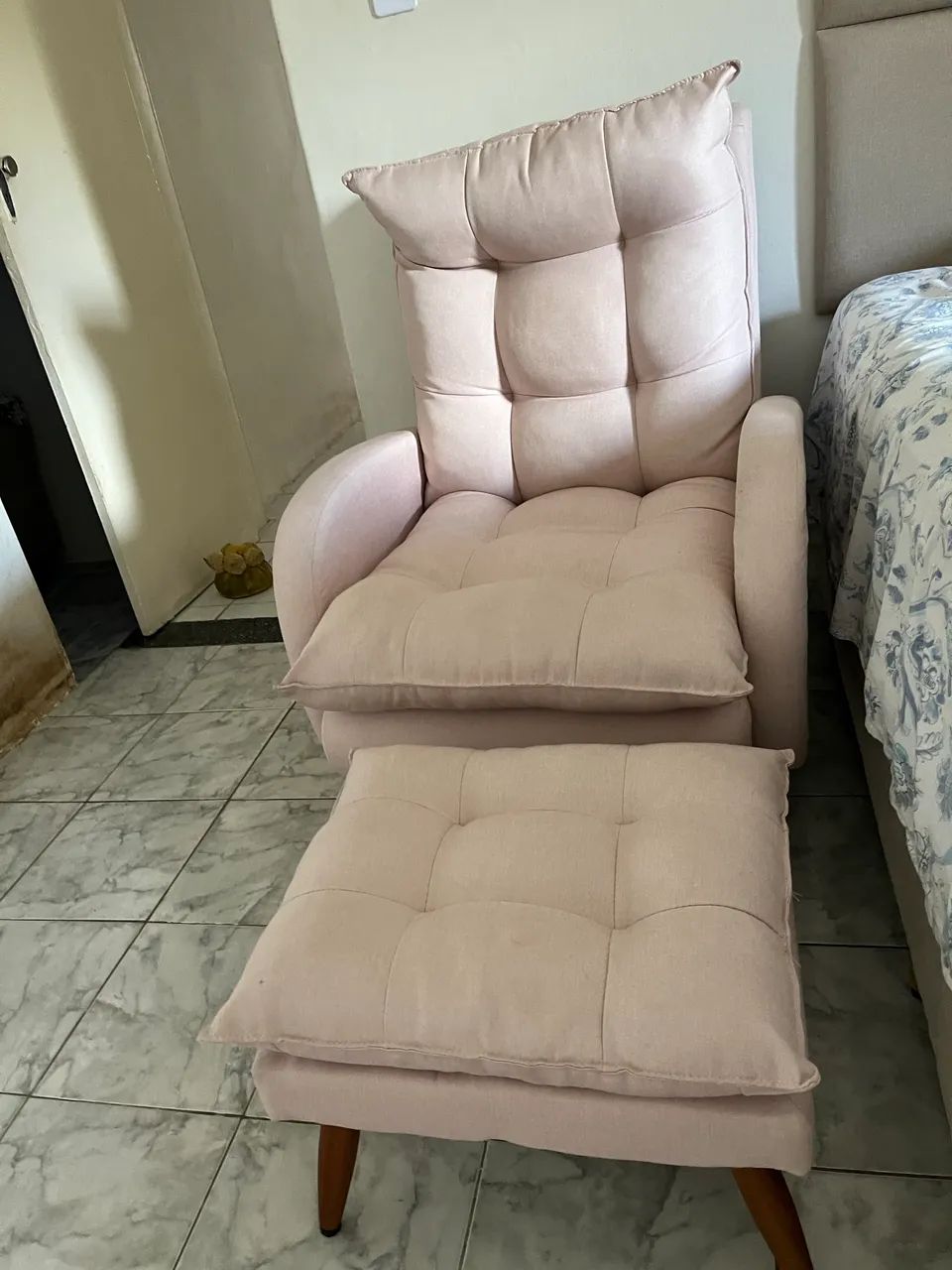 Poltrona Amamentação Clarice Rosé com Puff