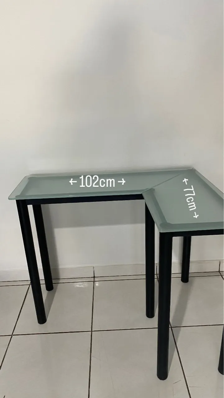 Escrivaninha de canto com tampo de vidro