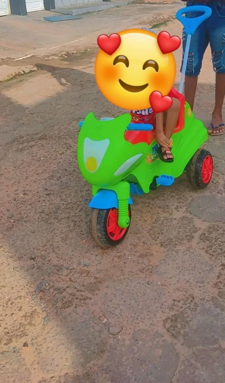 Moto infantil com empurrador