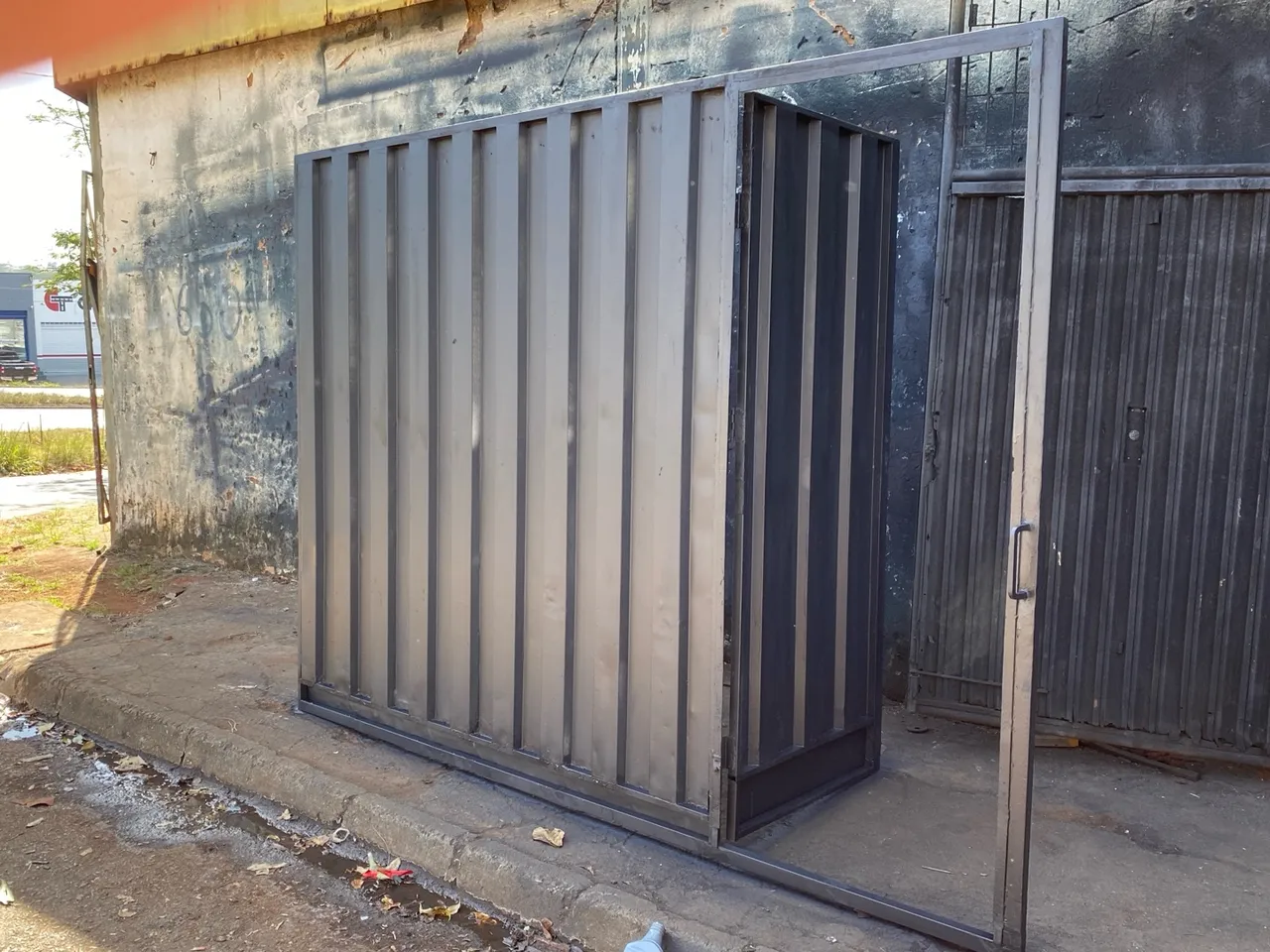 Portão semi novo com social 