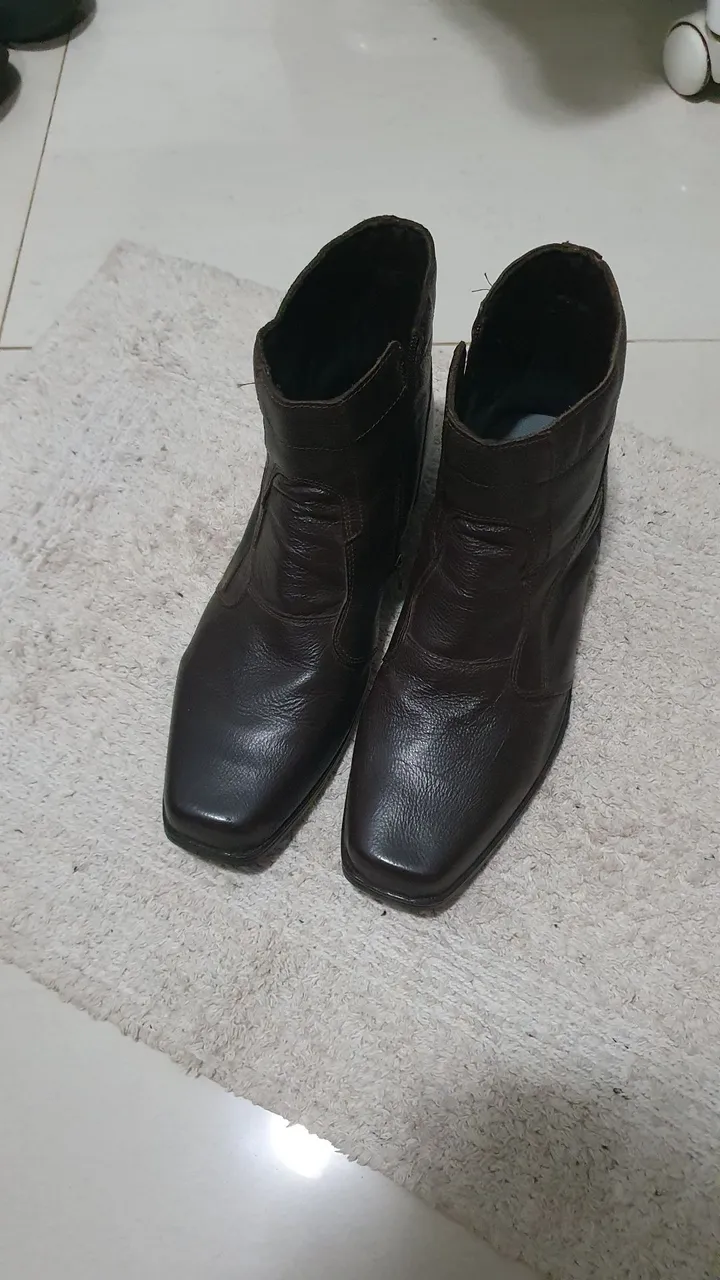 Botas em couro marrom