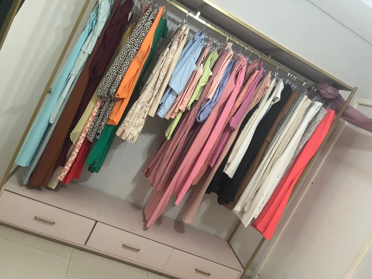 Vendo conjunto de móveis de lojas de roupas. Em MDF e metal. - Foto 2