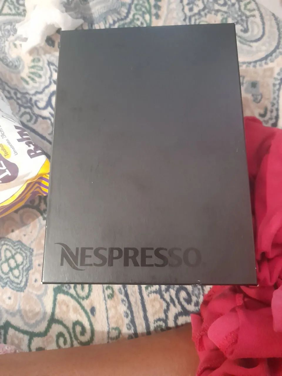 Máquina de Café Nespresso Vermelha e xícaras Nespresso 