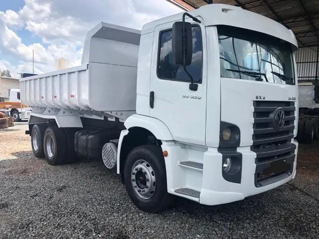 Vw 24250 6x2 caçamba ano 2010 - Foto 2