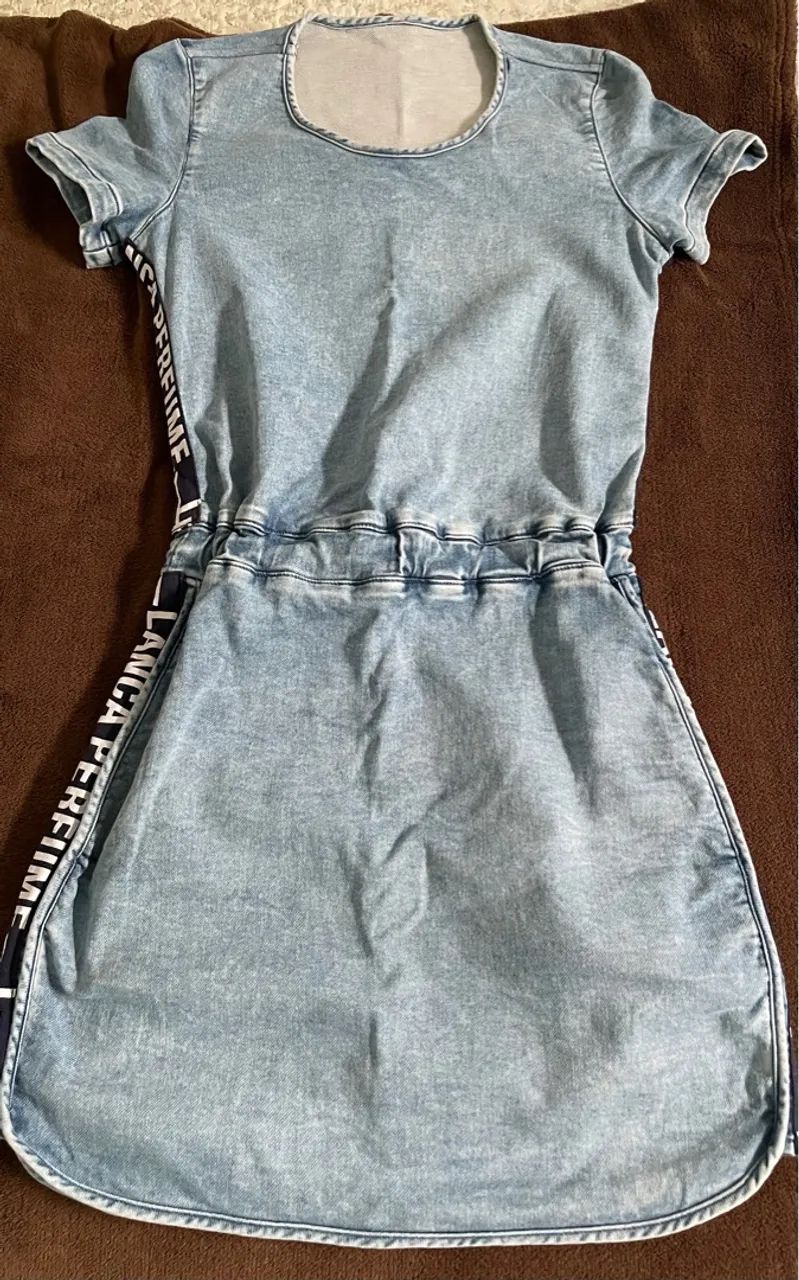 Vestido Jeans com Detalhe de Cintura da lança perfume 