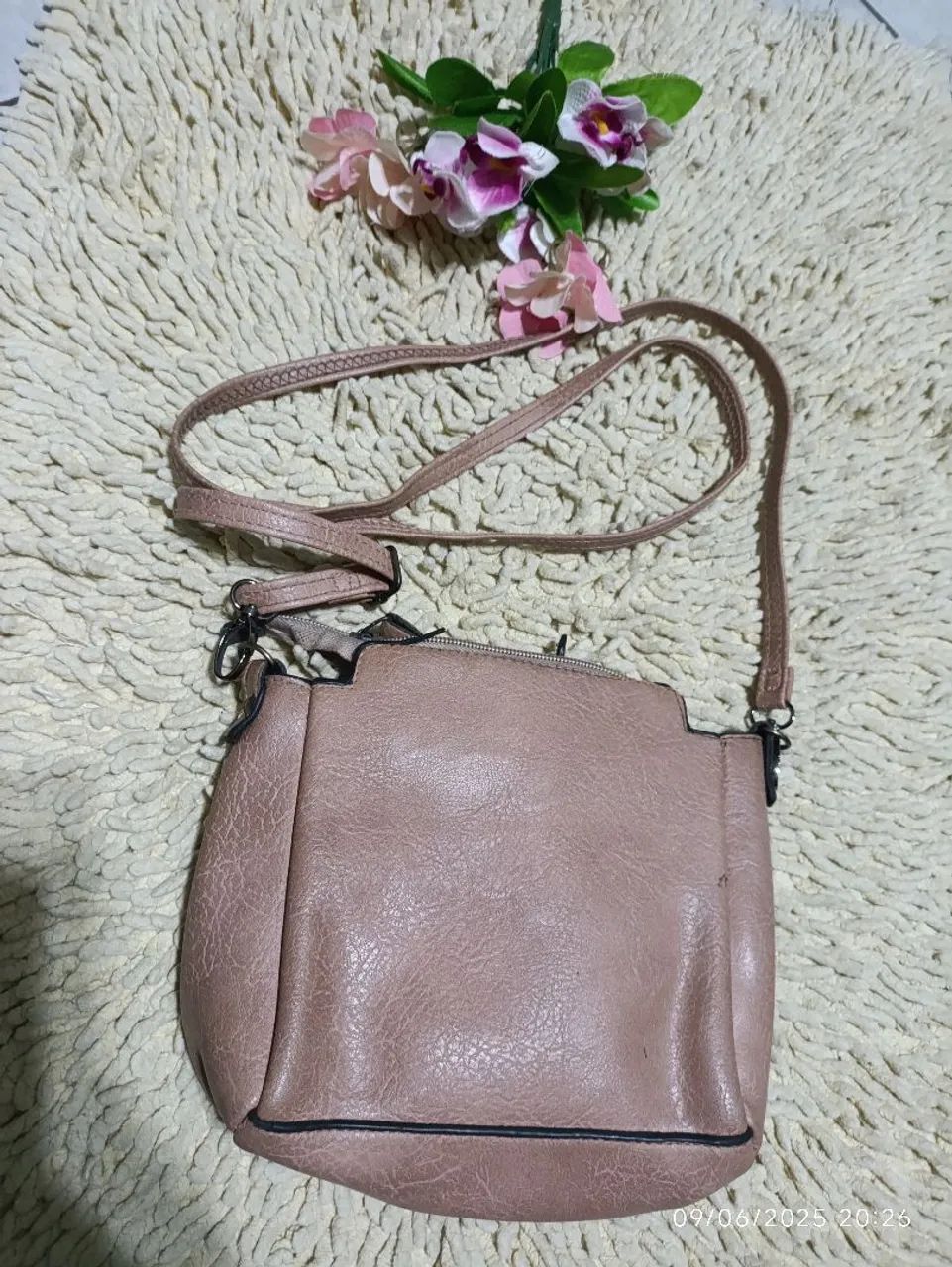 Bolsa de ombro Nude com detalhes e alça ajustável. - Foto 2