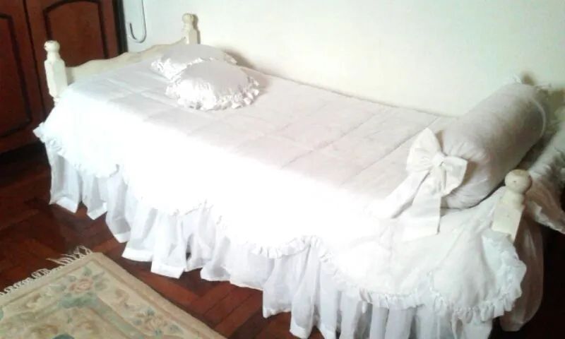 Colcha solteiro branca babado, porta travesseiro com enchimento e 2 almofada coração 