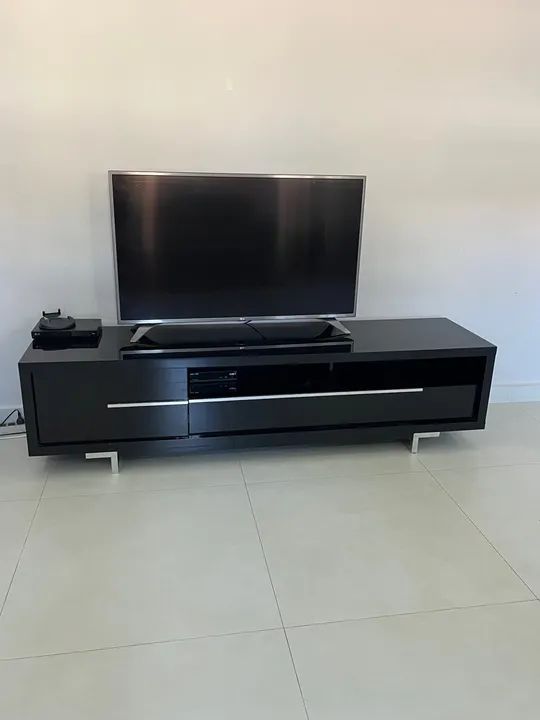 Rack para TV preto - pés prateados 