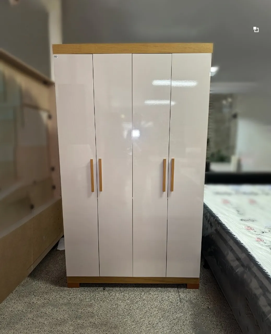 Guarda Roupa Lana com 4 portas e com 2 gavetas internas