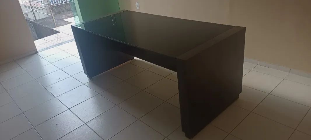 Mesa Retangular de MDF tampo de vidro fumê. - Foto 2