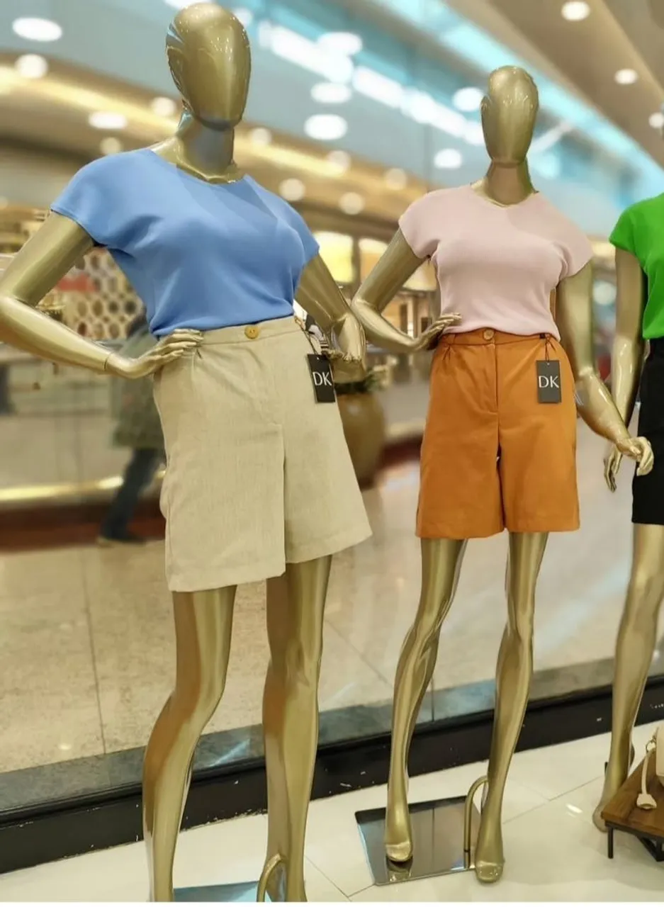 Manequins femininos dourados para vitrine