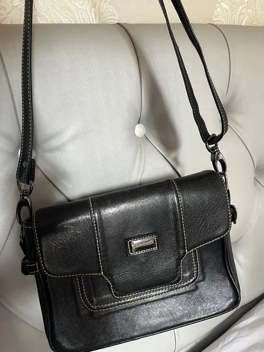 Bolsa de Ombro Preta em Couro legítimo  - Foto 5