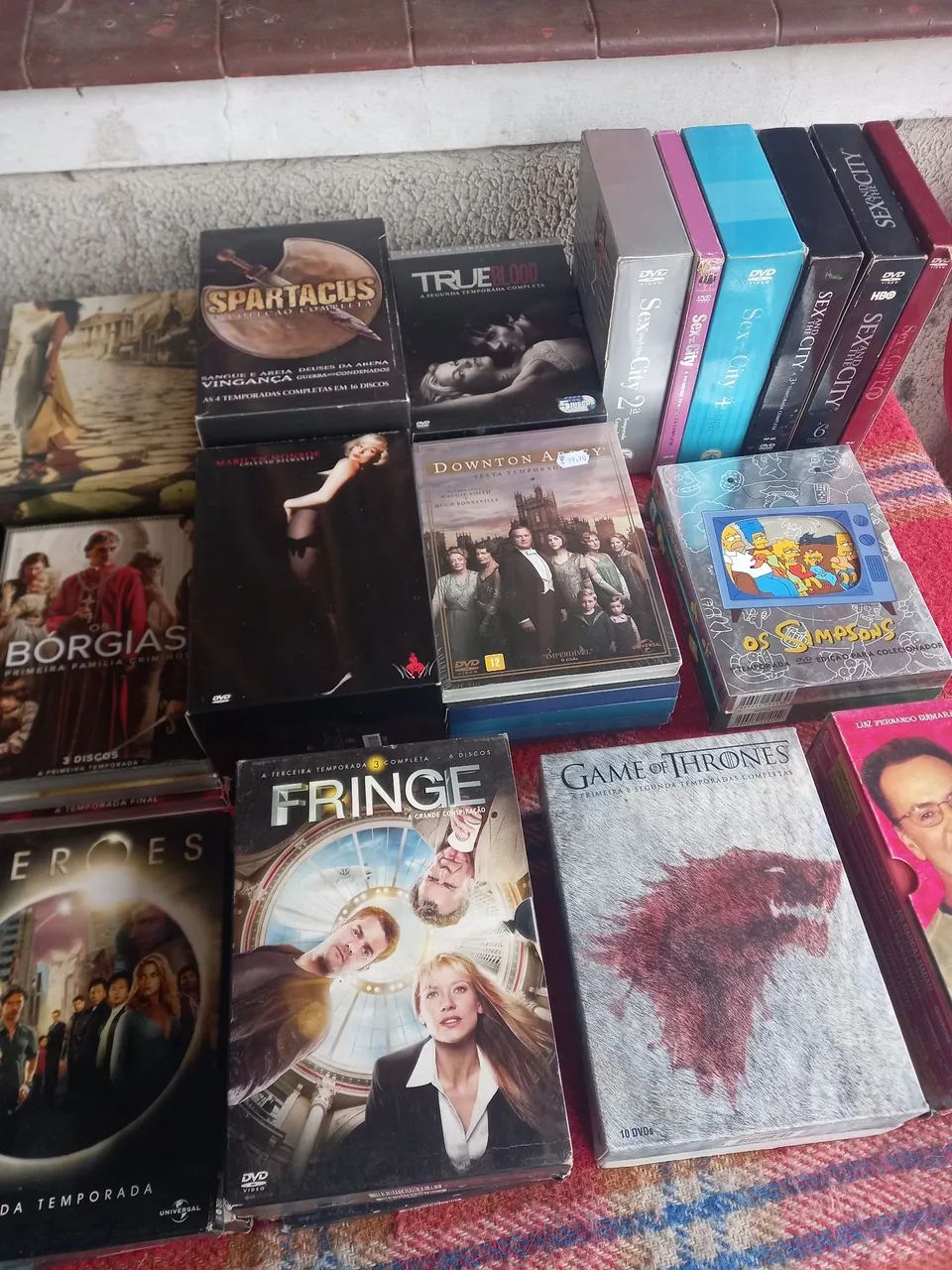 Lote com 60 box de séries (253 discos)