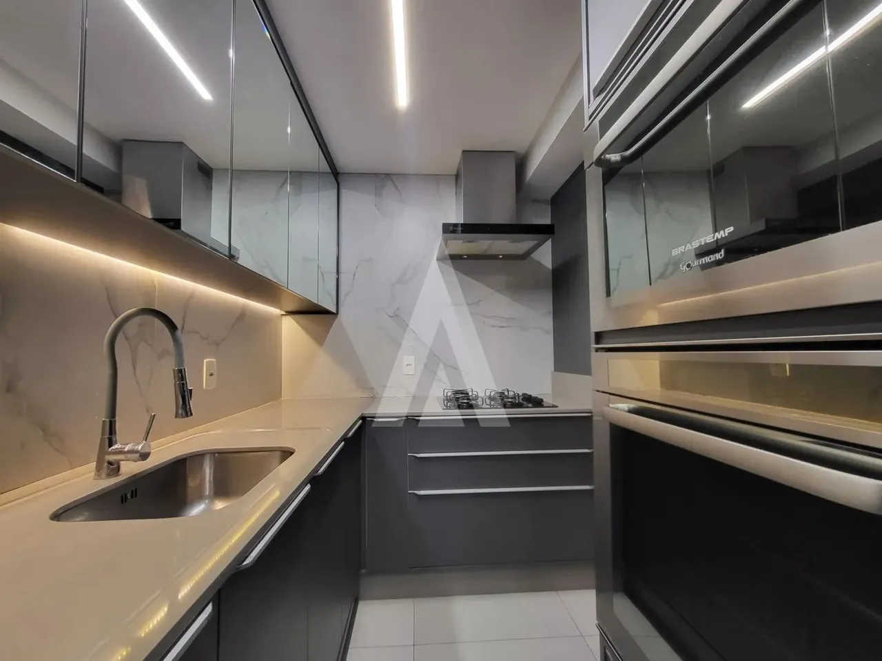 Apartamento com 2 quartos para alugar por R$ 3600.00, 70.02 m2 - BOM RETIRO - JOINVILLE/SC