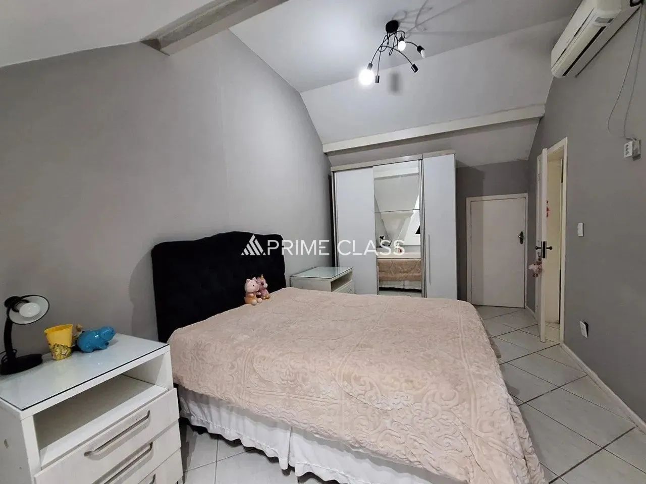 Sobrado 3 Dormitórios sendo 1 suíte , pátio com piscina . Á venda no Bairro Bela Vista - C - Foto 10