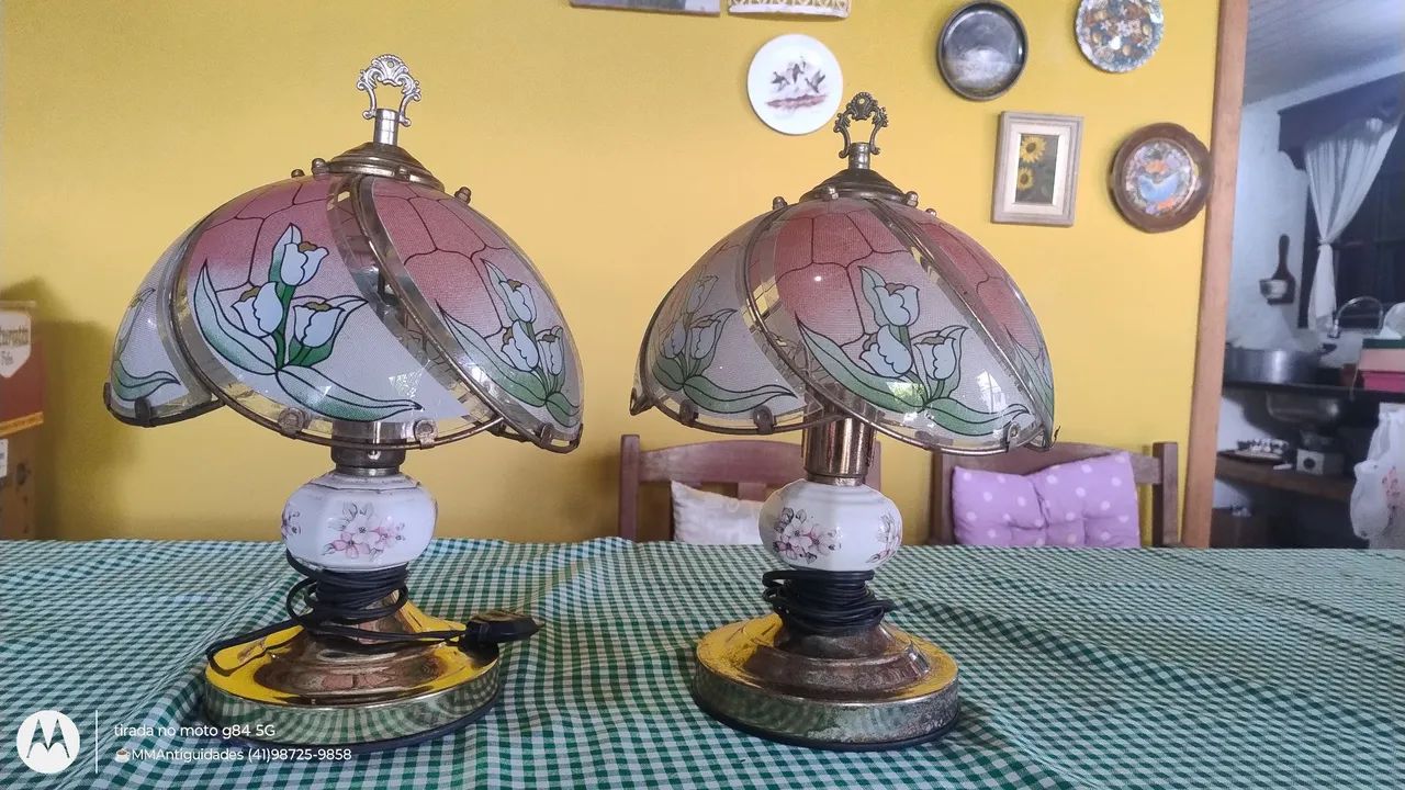 Par de Abajures Tiffany - Flores e Detalhes Dourados
