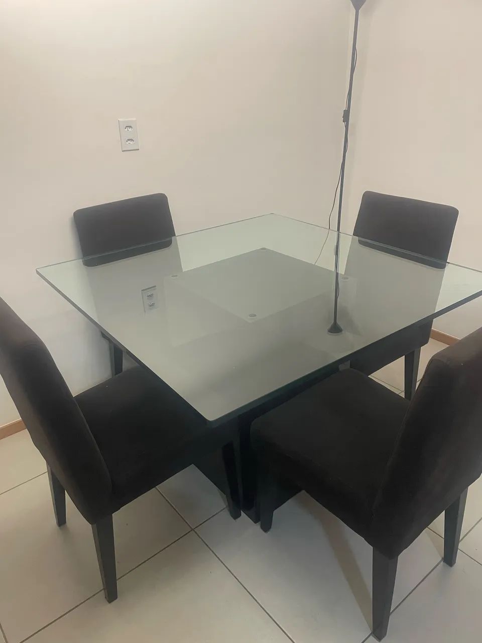 Mesa de vidro temperado 19 mm com 4 cadeiras pretas - Foto 3