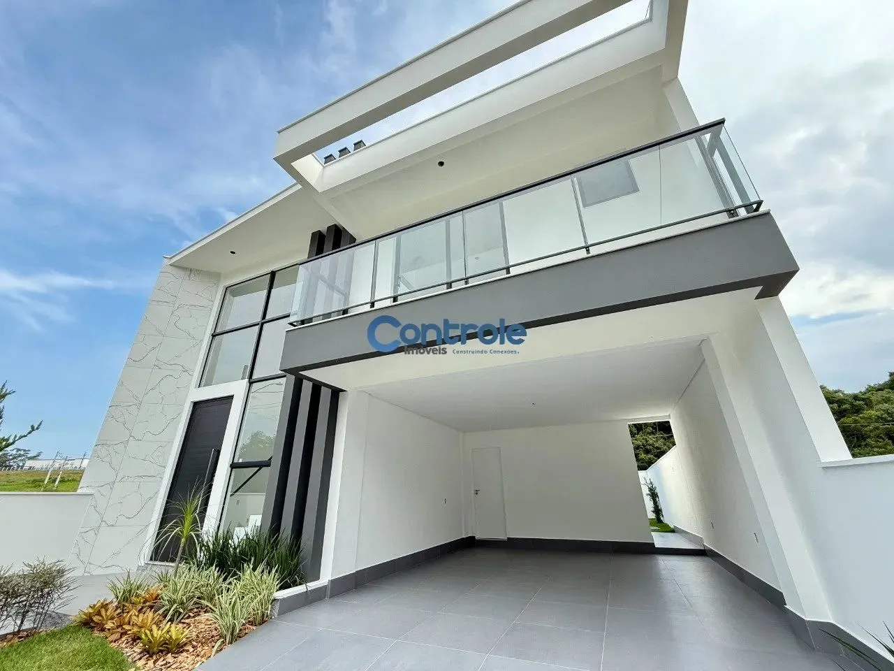 Casa à Venda com 4 quartos, 3 banheiros, 2 vagas e 190m² em São José SC