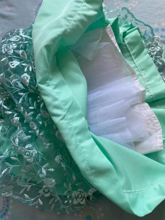 Vestido de renda verde claro com detalhes em pérolas - Foto 2