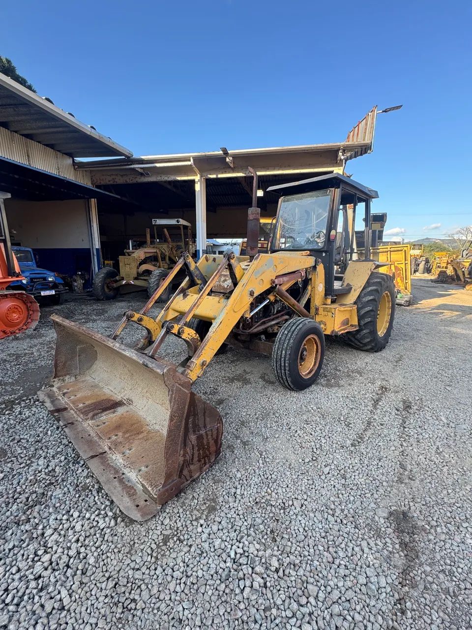 Retroescavadeira Maxion 750 4x2