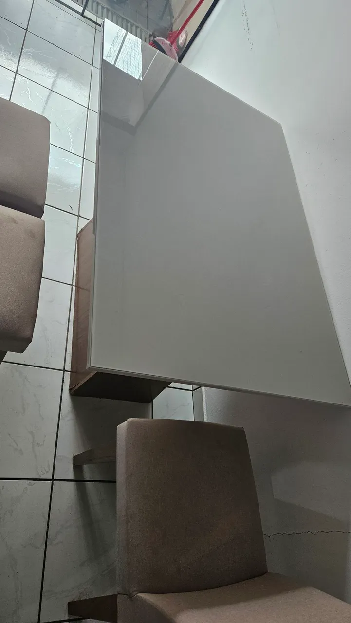 Mesa de jantar com tampo branco