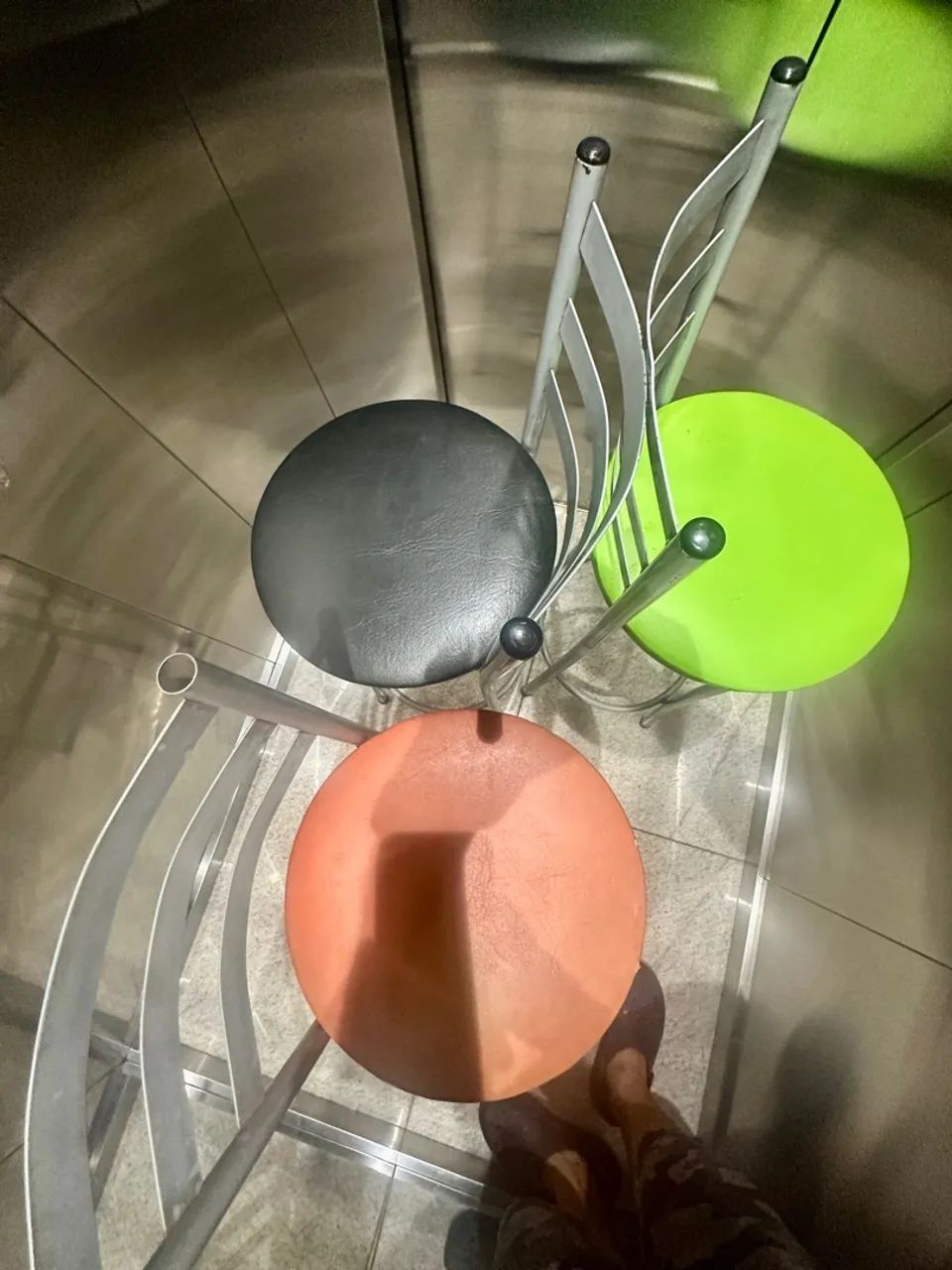 03 cadeiras altas para bancada. R$ 200,00