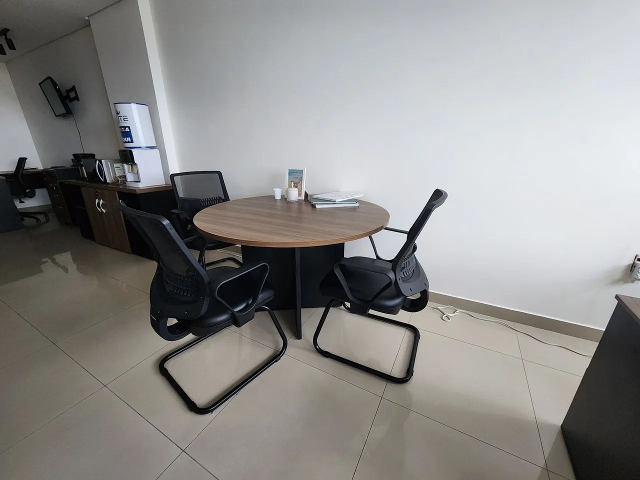 Vendo mesa de reunião + 4 cadeiras