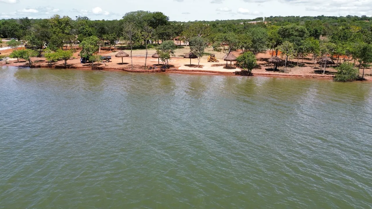 Chácara beira lago em condomínio parceladas