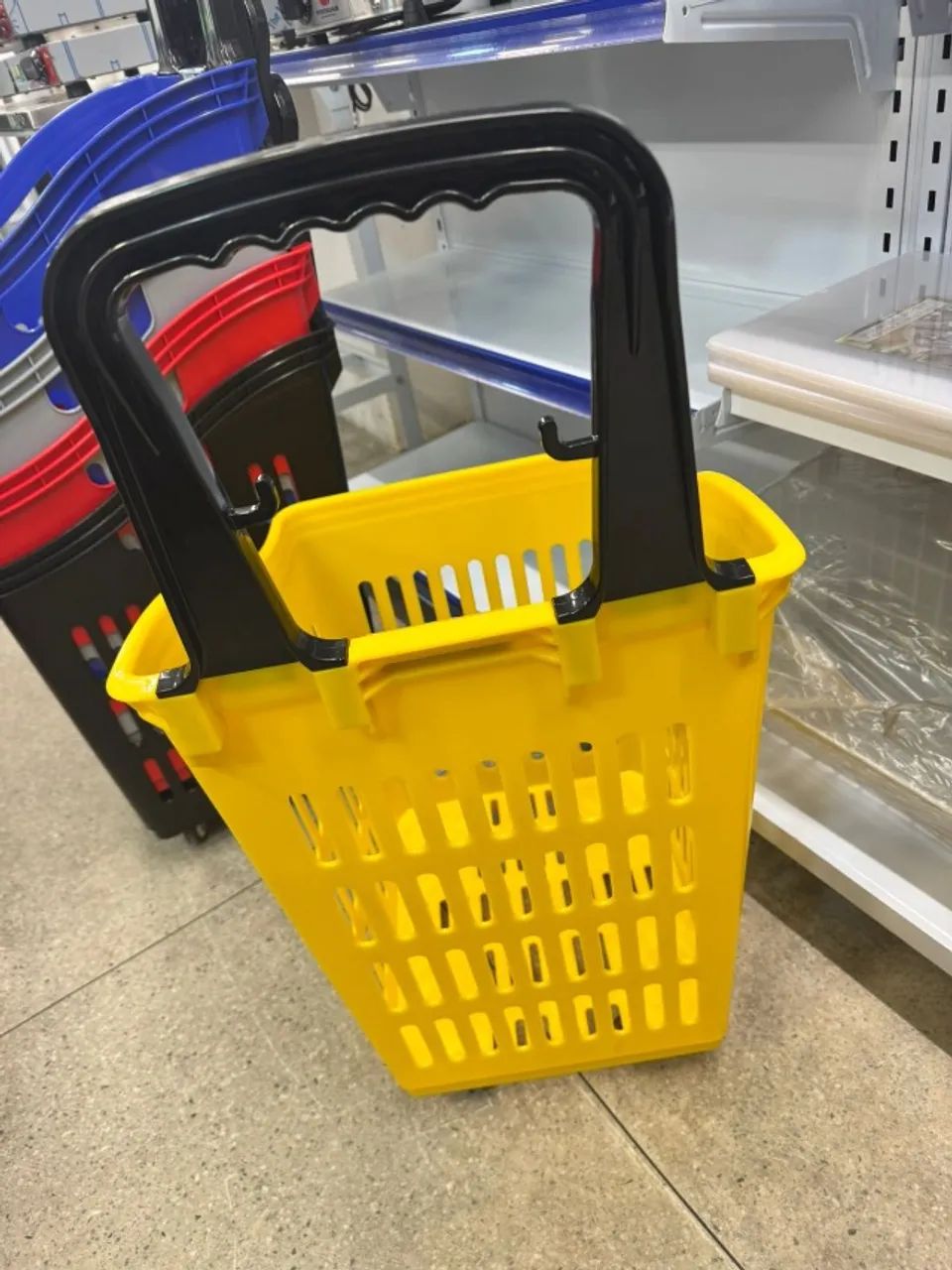 Carrinho cesta para compras com rodízios - para padarias , mercadinhos - conveniência - Foto 3