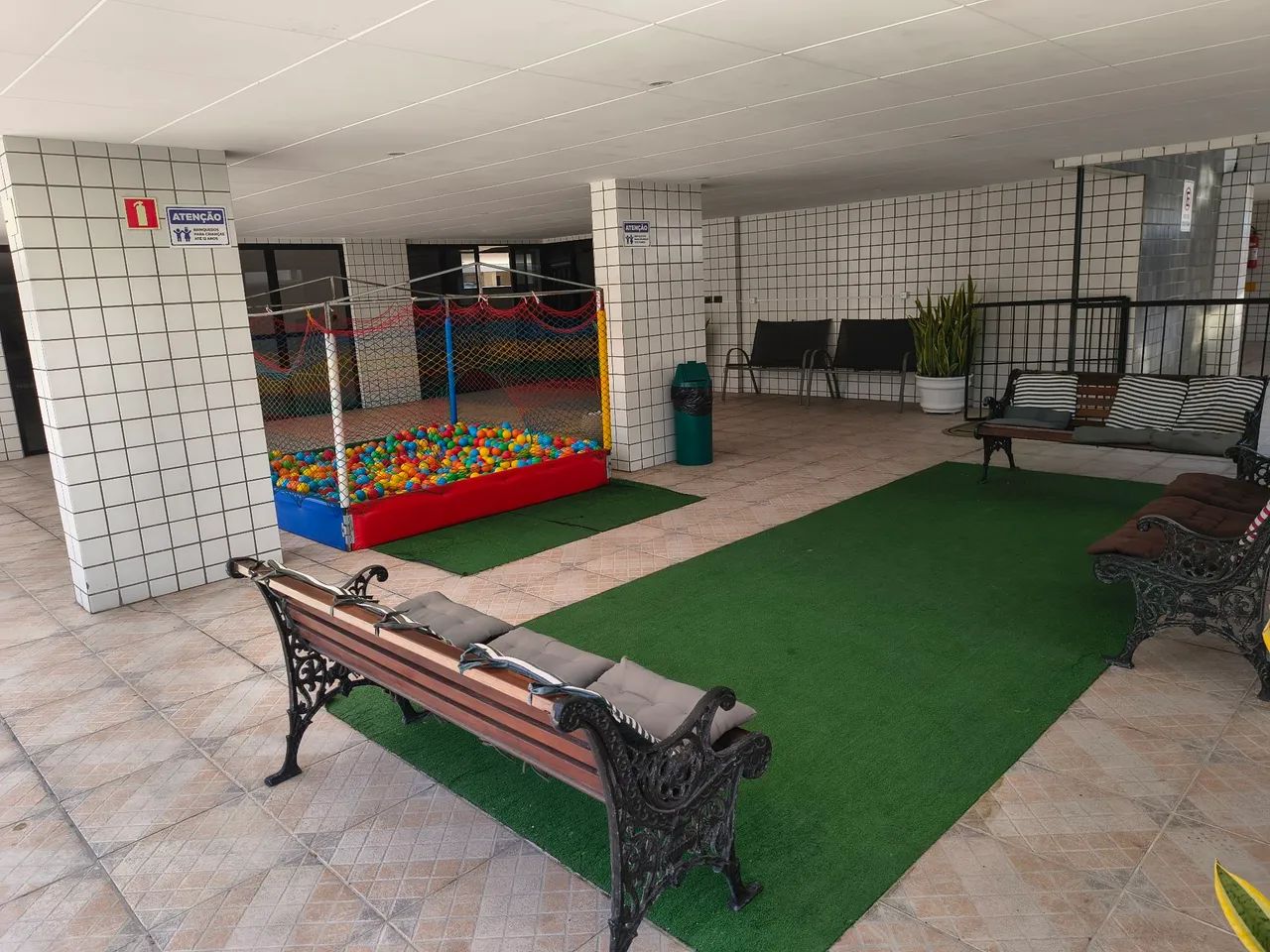 Alugo apartamento no Edifício Larissa, 3/4, com dependência e 02 vagas de garagem . - Foto 4