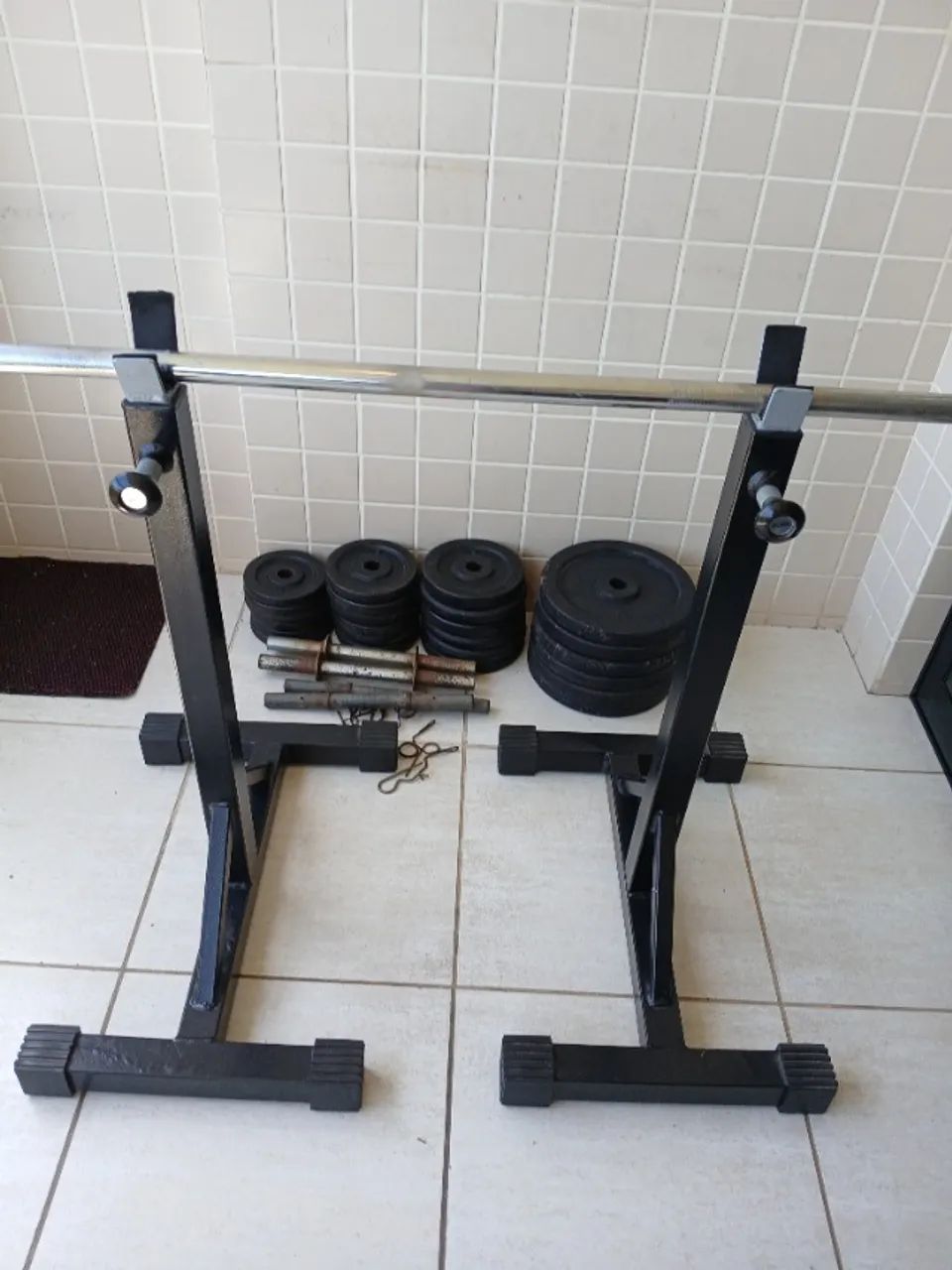 Kit Academia em Casa - Anilhas, Barra, Halteres e Suporte Ajustável