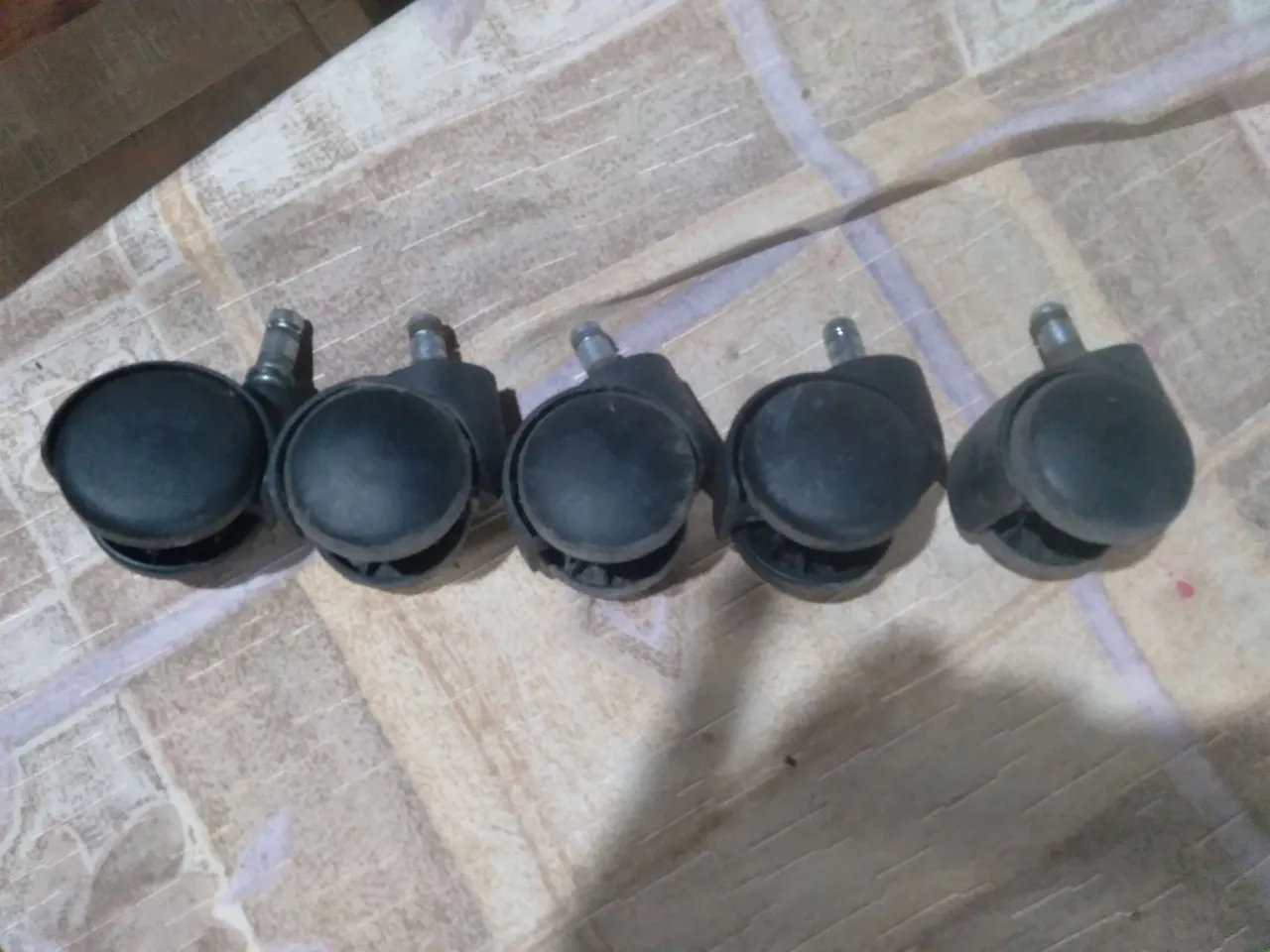 Rodinhas para cadeira e pezinhos pra móveis