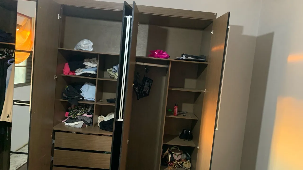 Guarda-Roupa Amadeirado com Amplo Espaço Interno