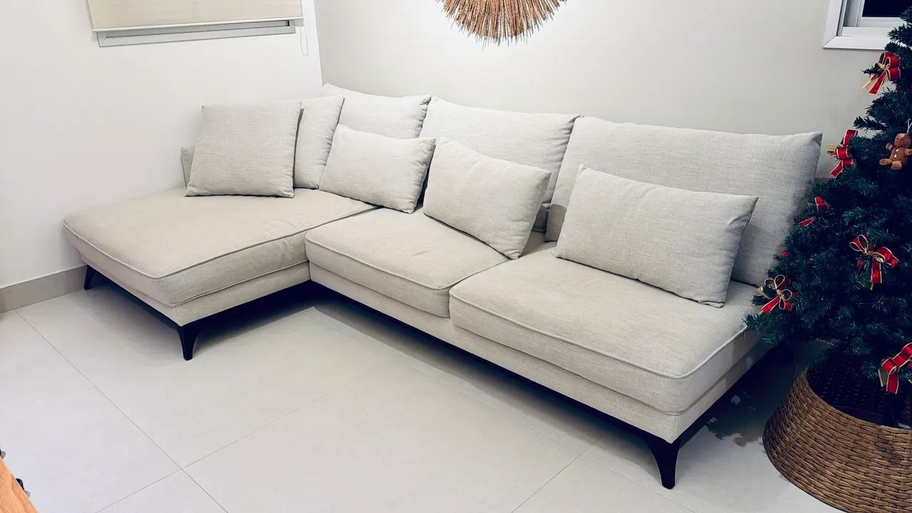 Sofá com Chaise e Almofadas64850510437379122