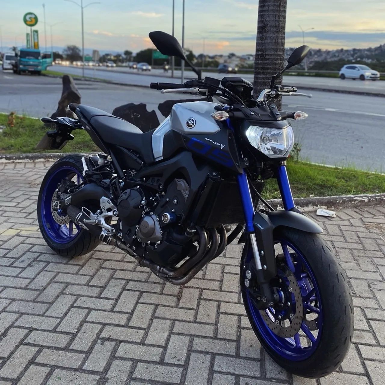 YAMAHA MT-09 ABS 17/17 8 mil em acessórios 