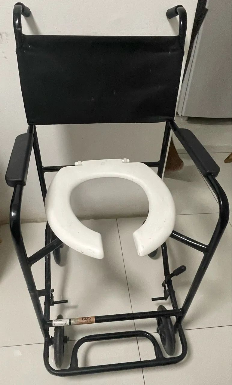 Cadeira de Banho com Rodas - Resistente e em Bom Estado - R$ 150 - Foto 3