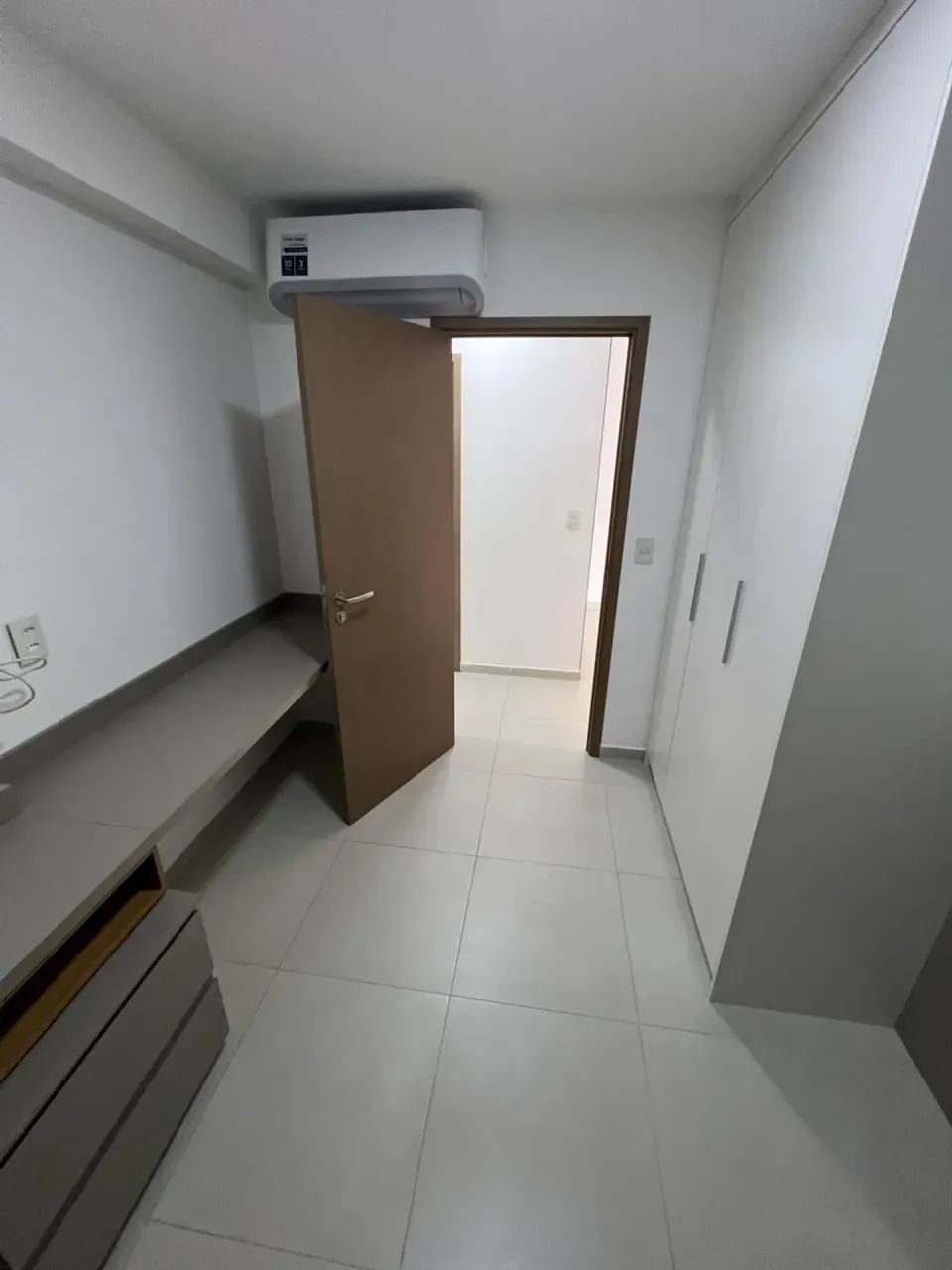 ALUGO - 2/4 QUARTOS COM MOVEIS FIXOS - VARANDA - PONTA VERDE - Foto 4