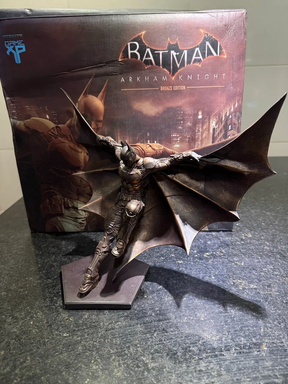 Batman Iron Studios Arkham Bronze Exclusiva Rock In Rio 2017 (Usado) - Foto 2