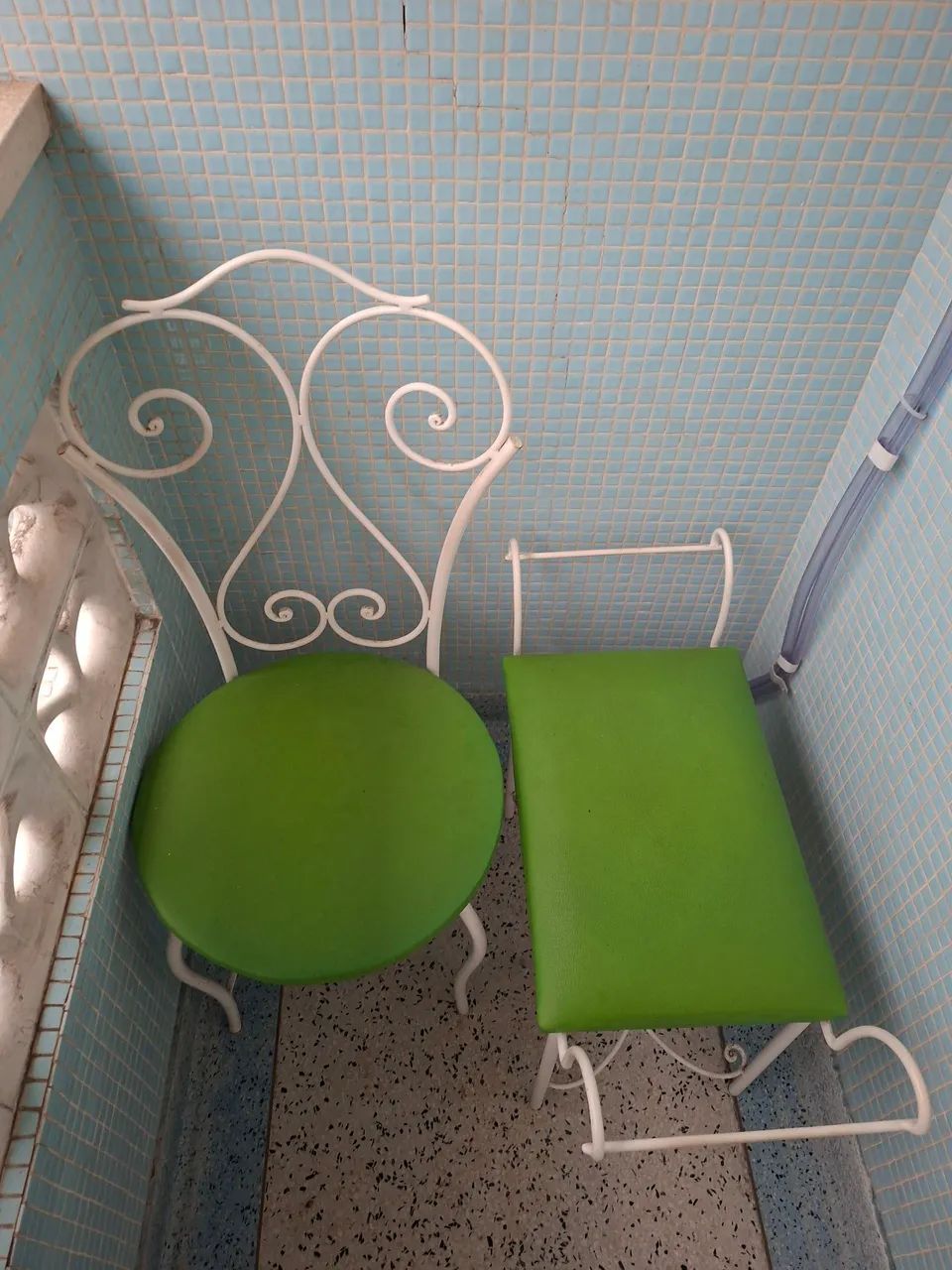 Conjunto 2 cadeiras de ferro trabalhadas com assento verde.
