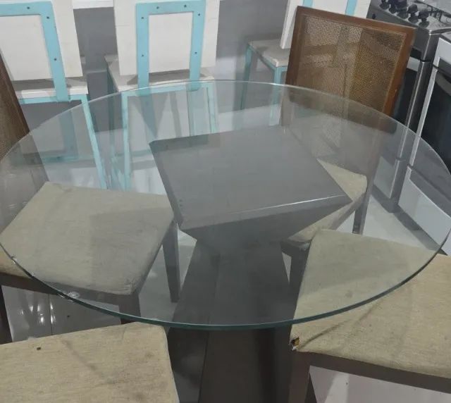 mesa de jantar redonda com tampo de vidro
