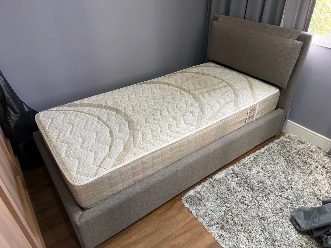 Cama e colchão de solteiro 