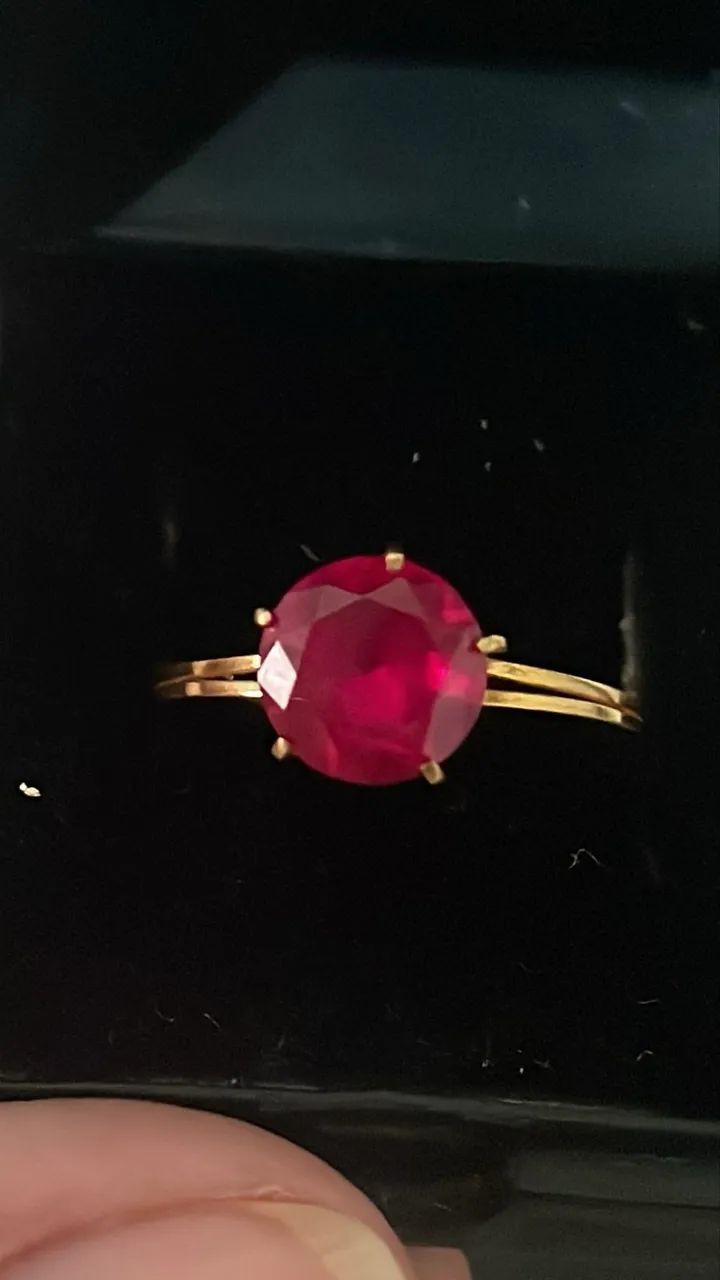 Vendo um conjunto de brinco e anel de ouro 18 com pedras em rubi