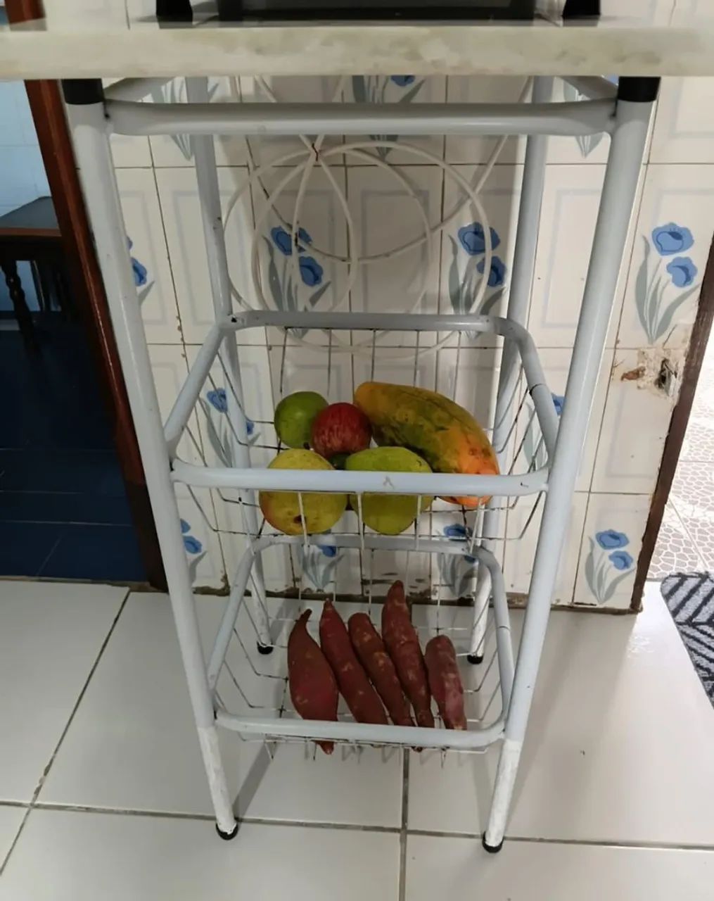 Fruteira de pé com tampo em pedra granito