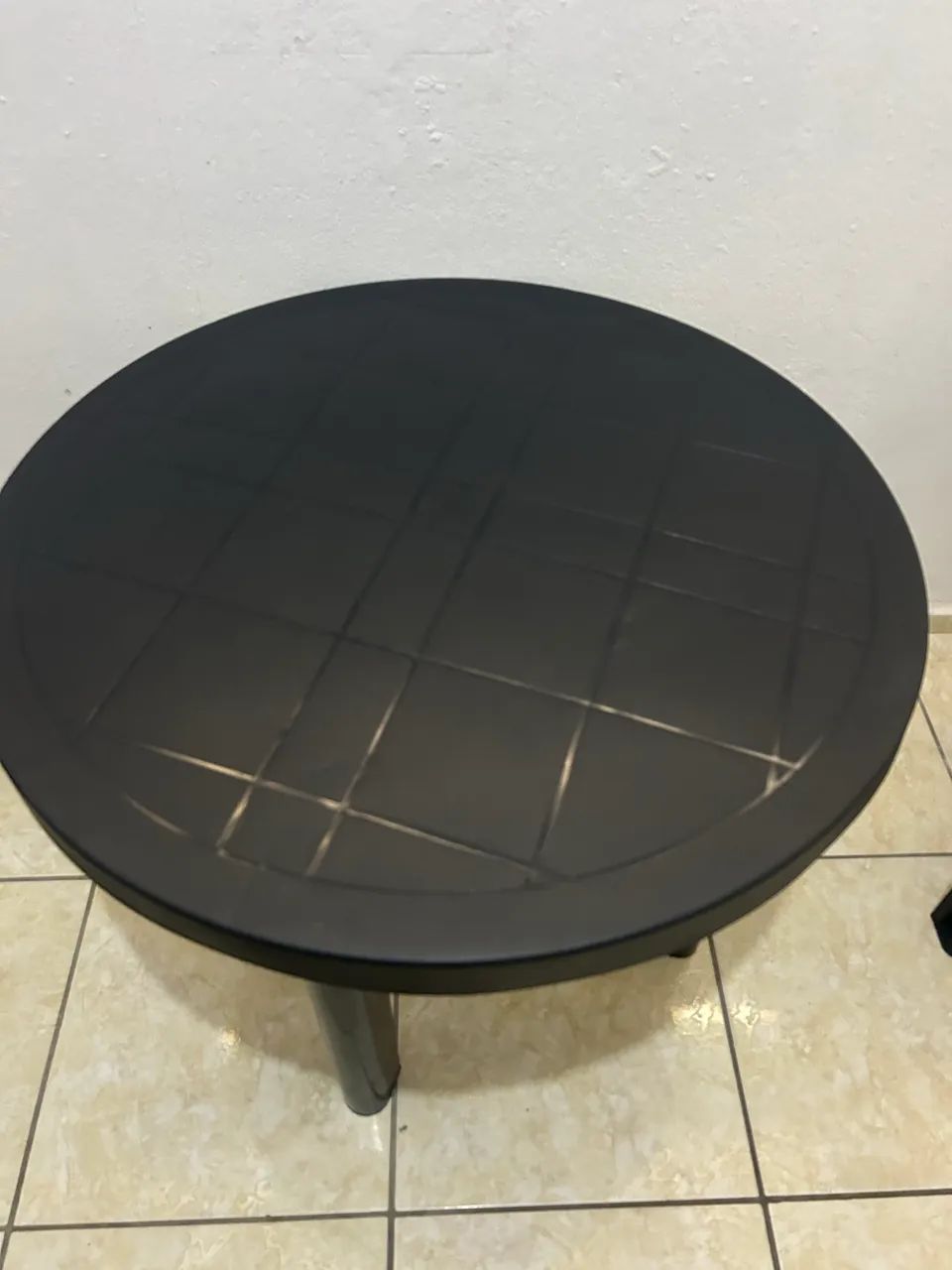 VENDO MESA DE PLÁSTICO CONSERVADA COM 3 CADEIRAS 